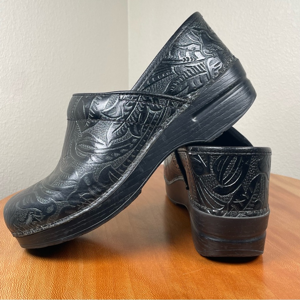 Women’s Dansko Professional Black Tooled Leather Clogs Size 39/8.5-9